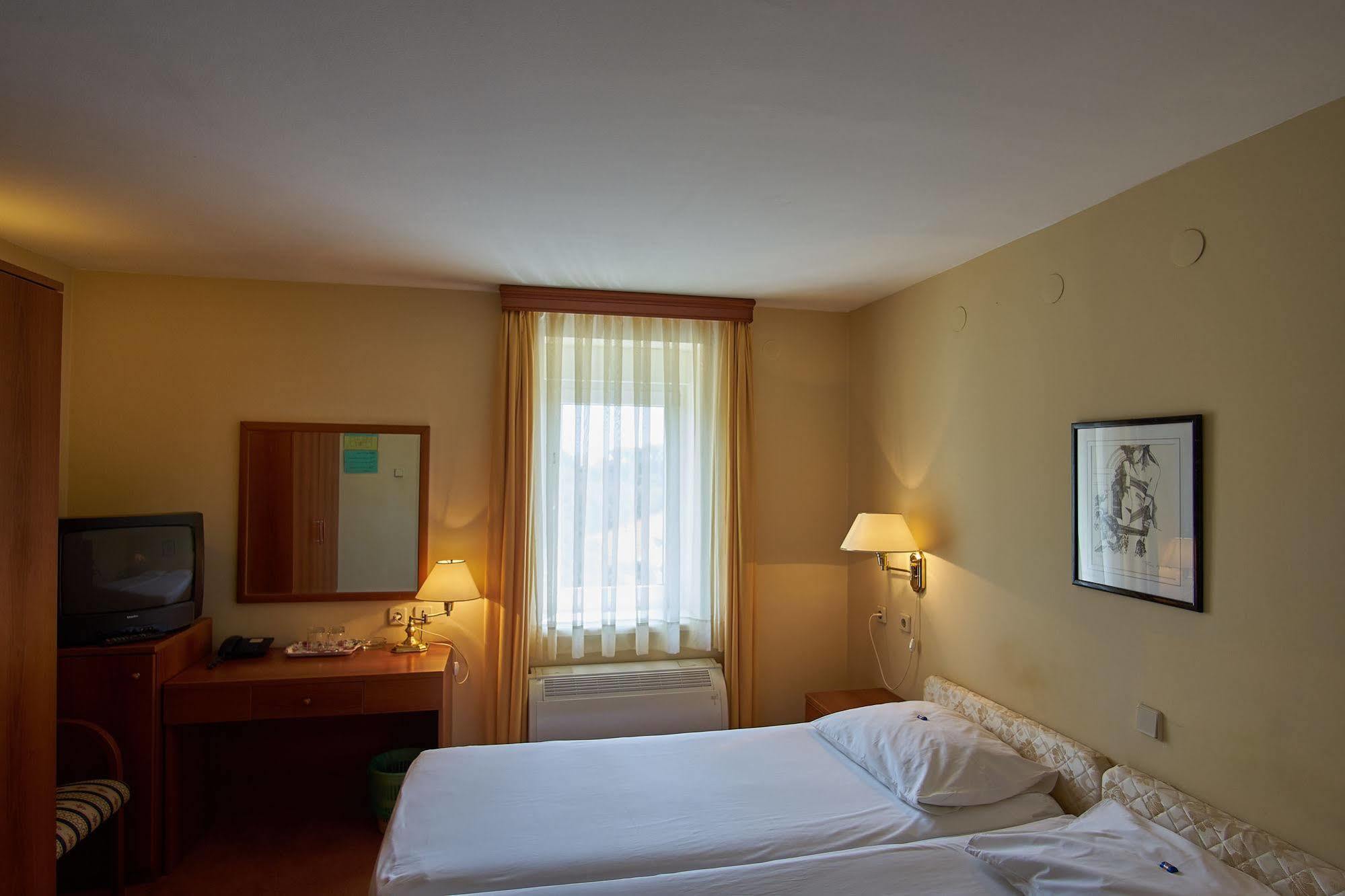 Hotel Vila Ruzica- Glavna Zgrada I Depandanse Crikvenica Exterior foto