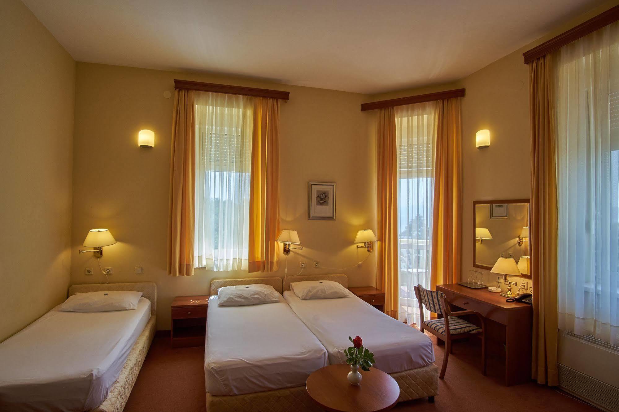 Hotel Vila Ruzica- Glavna Zgrada I Depandanse Crikvenica Exterior foto