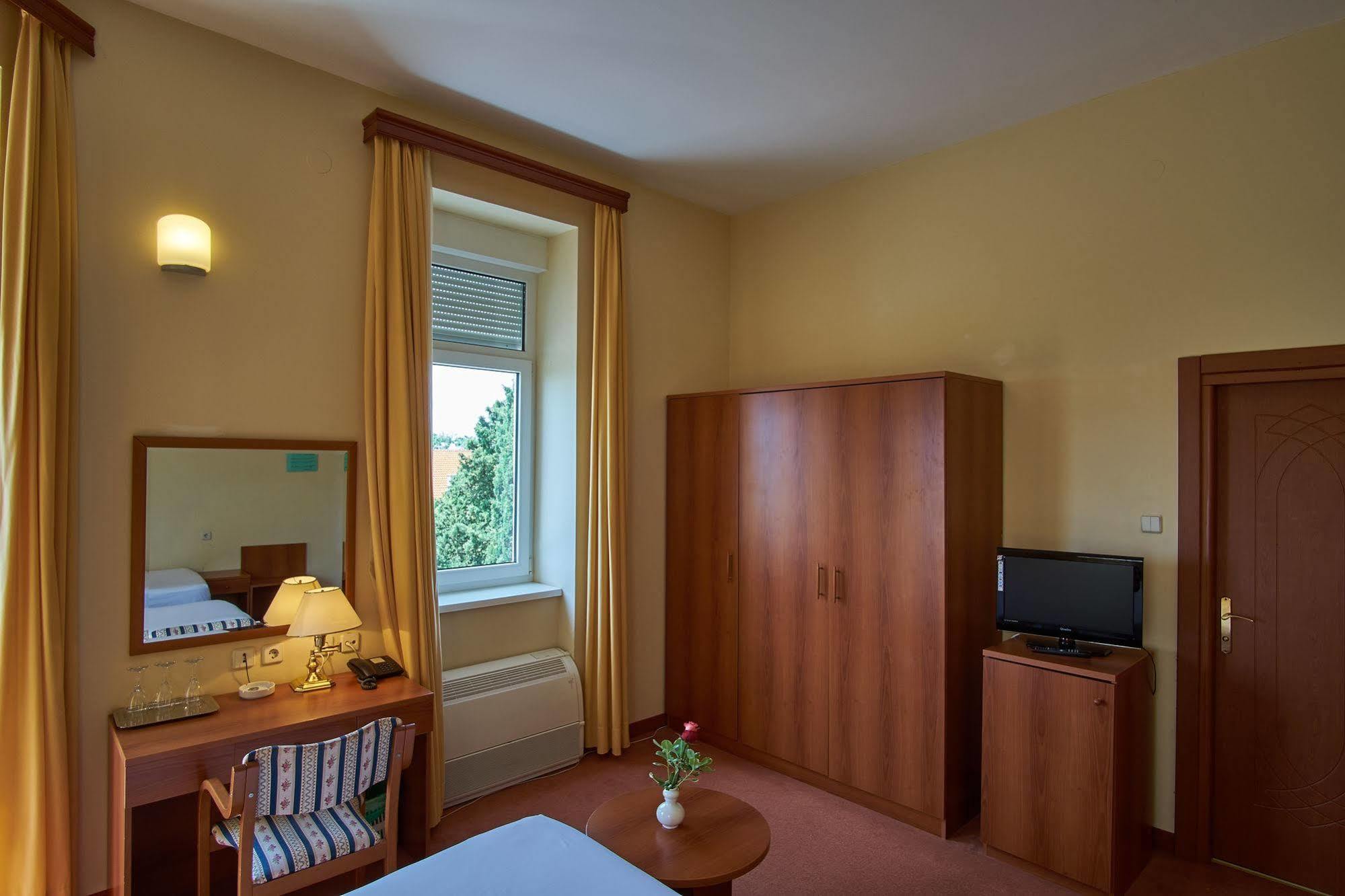 Hotel Vila Ruzica- Glavna Zgrada I Depandanse Crikvenica Exterior foto